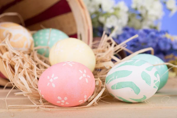 Huevos de Pascua derramados de una cesta — Foto de Stock