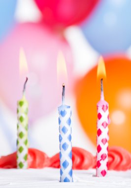 Üç doğum günü mumları closeup