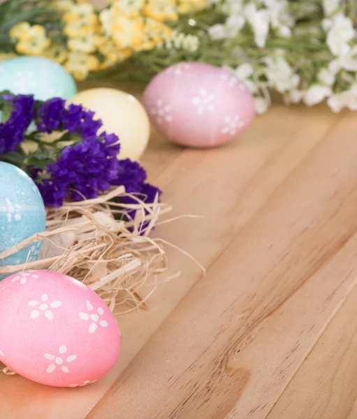 Oeufs de Pâques colorés et fleurs — Photo