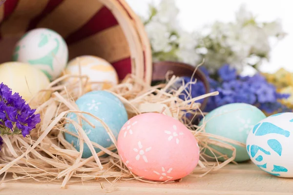 Velikonoční vajíčka rozlila z koše — Stock fotografie