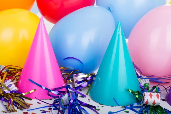 Chapéus de festa e balões — Fotografia de Stock
