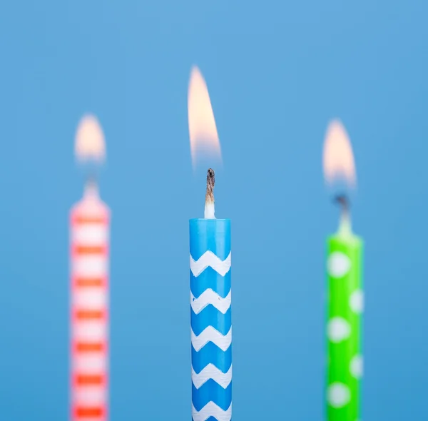 Tři hořící svíčky na dortu — Stock fotografie