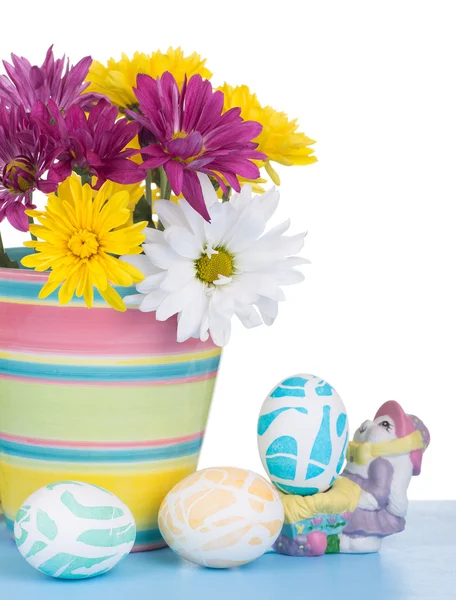 Цветочный горшок и пасхальные яйца — стоковое фото