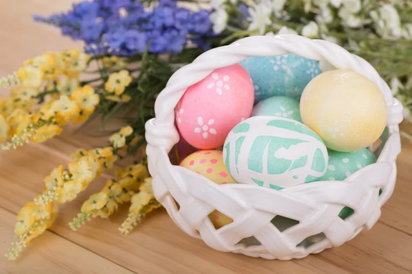 Корзина пасхальных яиц с цветами — стоковое фото