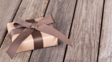 küçük kahverengi hediye