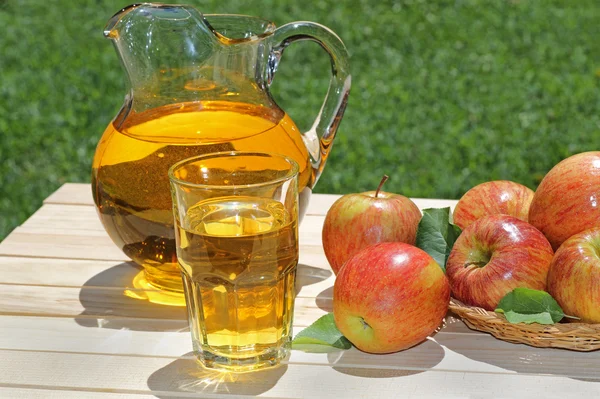 Bicchiere di succo di mela — Foto Stock