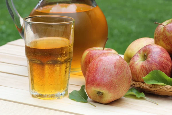 Refrescante vaso de jugo de manzana — Foto de Stock