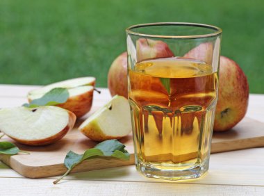 Bir bardak elma suyu.