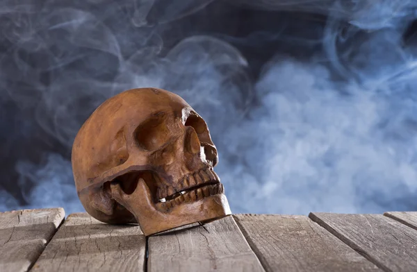 Crânio no fundo fumegante — Fotografia de Stock