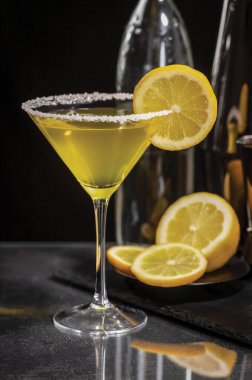 Limonlu martini, şekerli ve limonlu. Siyah arka planda bar açık büfe var.