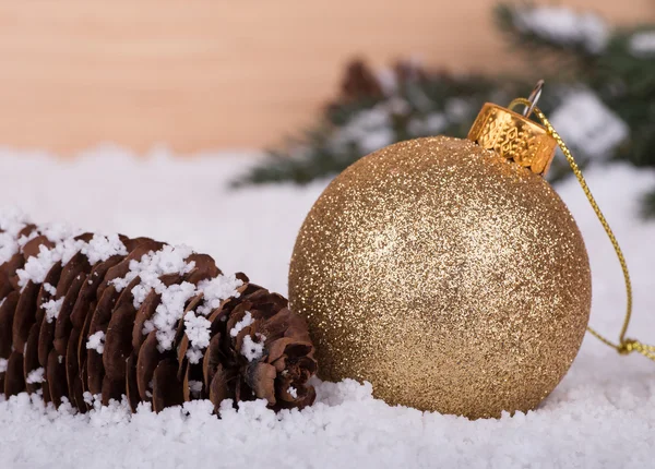 Guld jul boll — Stockfoto