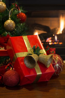 Kırmızı yılbaşı hediyesi