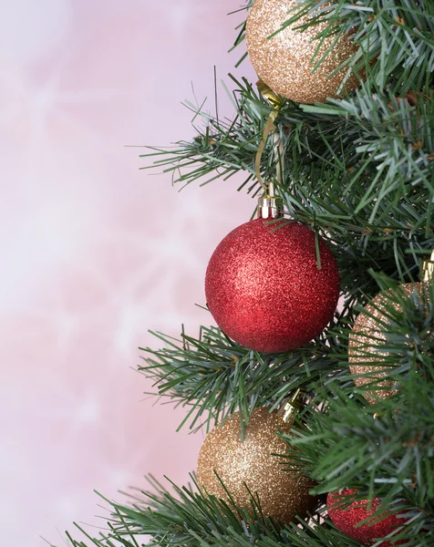 Julgranskulor på ett träd — Stockfoto