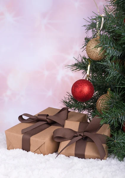 Presentförpackning av en julgran — Stockfoto