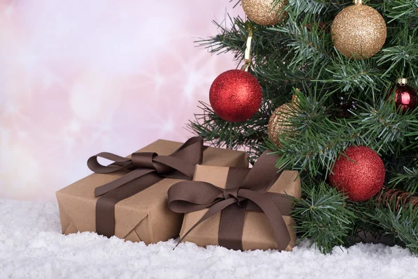 Cajas de regalo junto a un árbol de Navidad — Foto de Stock