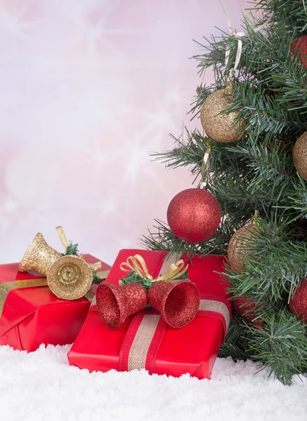 Cajas de regalo junto a un árbol de Navidad Imagen de archivo