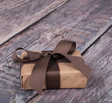 kahverengi kağıda sarılmış hediyeler