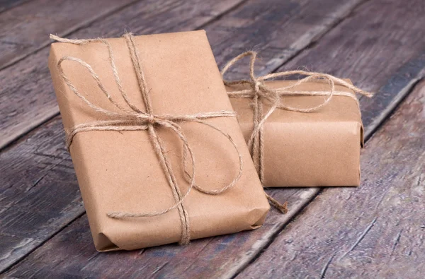 Подарки, завернутые в коричневую бумагу — стоковое фото