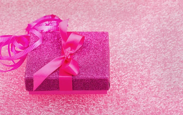 Розовый подарок — стоковое фото