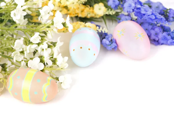 Färgglada påskägg och blommor — Stockfoto