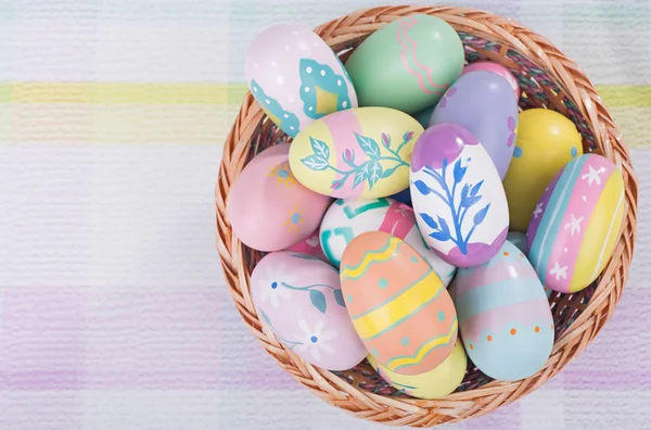 Cesto di uova di Pasqua decorate — Foto Stock