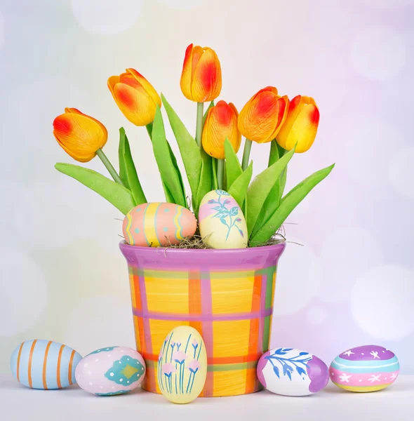 Награждённые пасхальные яйца и тюльпаны — стоковое фото