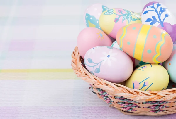 Cesta de Huevos de Pascua Dcorados — Foto de Stock