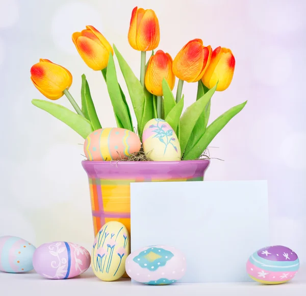Ovos de Páscoa decorados e tulipas — Fotografia de Stock