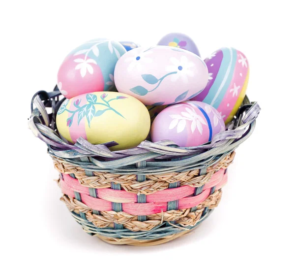 Корзина разноцветных пасхальных яиц — стоковое фото