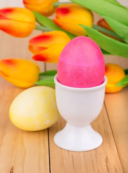 Oeufs de Pâques colorés et tasse — Photo