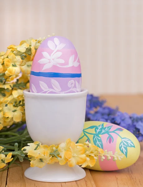 Huevo de Pascua de colores en una taza — Foto de Stock