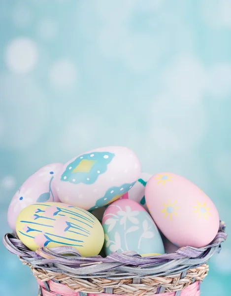 Œufs de Pâques peints dans un panier — Photo