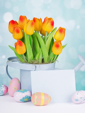 Paskalya yumurtaları ve laleler
