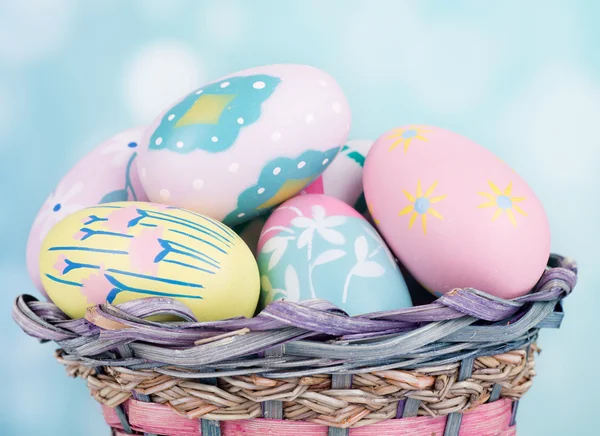 Huevos de Pascua en una cesta — Foto de Stock