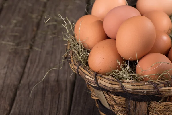 Cesto di uova marroni — Foto Stock