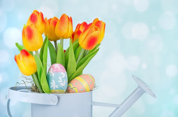 Huevos y tulipanes de Pascua pintados — Foto de Stock