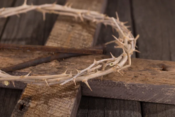 Couronne d'épines sur une croix — Photo