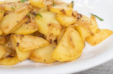 Taze soğan ve otlar ile Sote patates