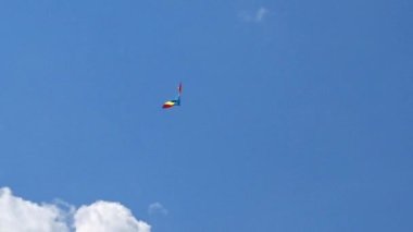 Gökyüzünde bir uçurtma uçan.