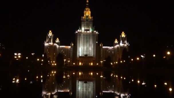 在晚上的国立莫斯科罗蒙诺索夫大学 (Msu) 建设。教育的复杂建筑的视频。俄罗斯莫斯科. — 图库视频影像