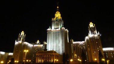 Gece Lomonosov Moskova Devlet Üniversitesi binanın gece aydınlatma. Eğitim kompleksi binaların görüntüleri. Rusya, Moskova. Moskova 'da Mimarlık. Stalinist Imparatorluk tarzı veya Sosyalist Klasisizm.