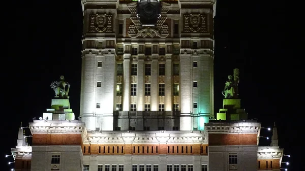 Gece Lomonosov Moskova Devlet Üniversitesi (MSU) binası. Eğitim kompleksi binaların fotoğrafı. Rusya, Moskova. Moskova 'da Mimarlık. Stalinist Imparatorluk tarzı veya Sosyalist Klasisizm.
