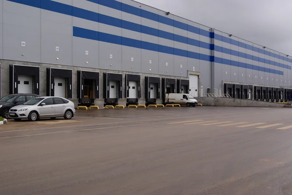 Bina kapıları ile ambar. Rusya'da büyük ambar kargo dok. Ambar terminal sanayi bölgesinde.