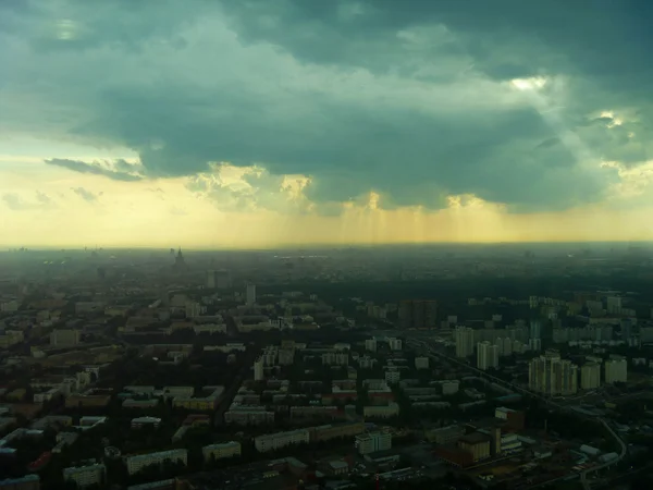 Ostankino Kulesi Moskova'dan görünümünü. Yaz yağmur Moskova üzerinden. Yapraklara yağmur bulutları ile.