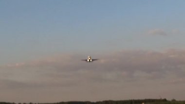 Açılış, uçağın uçuş güneşli gökyüzünde uçak. Rusya, Moskova. Sheremetyevo Havalimanı varış.