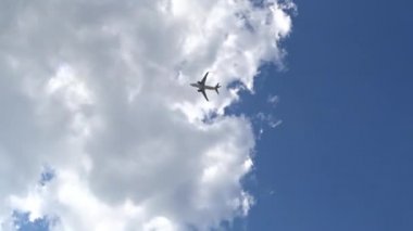 Güneşli gökyüzünde uçan güzel kalkış uçak. Rusya, Moskova Sheremetyevo Uluslararası Havaalanı