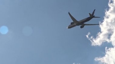 Güzel kalkış uçak, uçak güneşli gökyüzünde, Aeroflot Rus uçaklar, Rusya, Moskova, Sheremetyevo Uluslararası Havaalanı