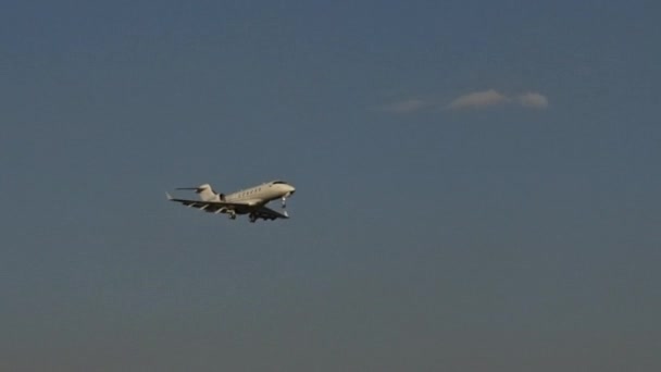 Avión de aterrizaje, avión comercial en el cielo soleado. Rusia, Moscú. Llegada al Aeropuerto Internacional de Sheremetyevo . — Vídeos de Stock
