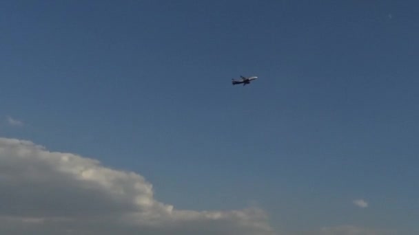 Aviones de despegue, avión en el cielo azul, Aeroflot Aviones rusos, Rusia, Moscú, Aeropuerto Internacional Sheremetyevo — Vídeo de stock