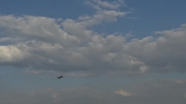 Aviones de despegue, avión en el cielo azul, Aeroflot Aviones rusos, Rusia, Moscú, Aeropuerto Internacional Sheremetyevo — Vídeo de stock